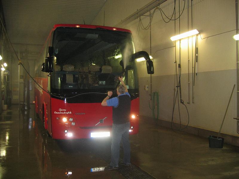 januari 2008 144.jpg - Efter en veckas körning var det dax att tvätta bussen. Det gör vi i Tjörns Omnibustrafiks tvättahall på andra sidan Skärhamn från skolan sett.